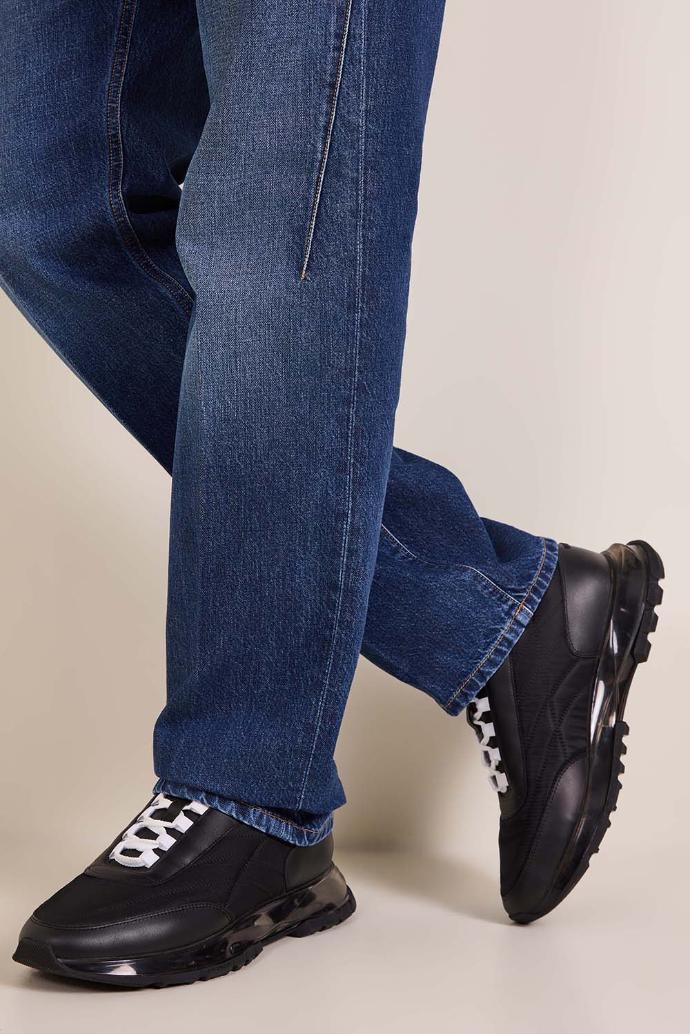 תמונת כל הלוק של נעלי סניקרס